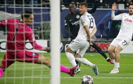 لیگ قهرمانان اروپا: برد راحت ناپولی مقابل آینتراخت فرانکفورت