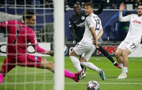لیگ قهرمانان اروپا: برد راحت ناپولی مقابل آینتراخت فرانکفورت