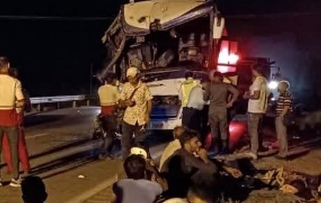 تصادف اتوبوس و تریلی در شاهرود با ۵۱ مصدوم