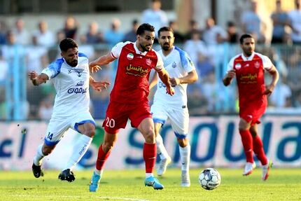 ملوان با متوقف کردن پرسپولیس، استقلال را در صدر نگه داشت