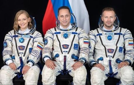 بازیگر روسی سوار بر موشک سایوز به فضا رفت