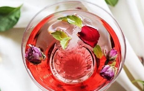 آشنایی با طرز تهیه شربت گل‌ محمدی در طب سنتی ایرانی