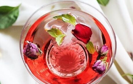 آشنایی با طرز تهیه شربت گل‌ محمدی در طب سنتی ایرانی