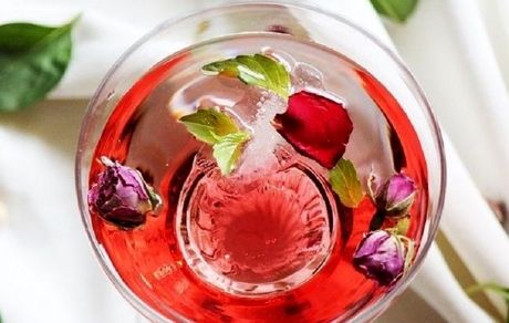 آشنایی با طرز تهیه شربت گل‌ محمدی در طب سنتی ایرانی