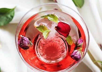 آشنایی با طرز تهیه شربت گل‌ محمدی در طب سنتی ایرانی