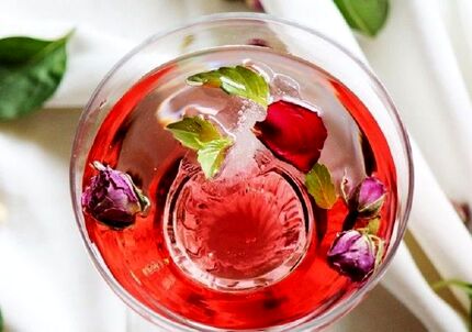آشنایی با طرز تهیه شربت گل‌ محمدی در طب سنتی ایرانی