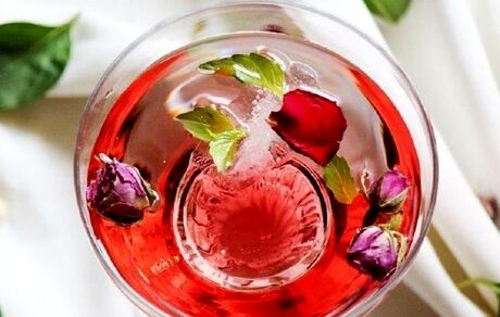 آشنایی با طرز تهیه شربت گل‌ محمدی در طب سنتی ایرانی