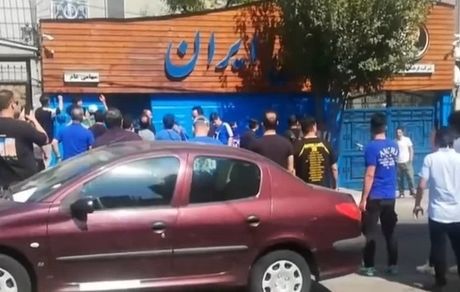 شعارهای تند هواداران استقلال علیه نکونام + ویدئو