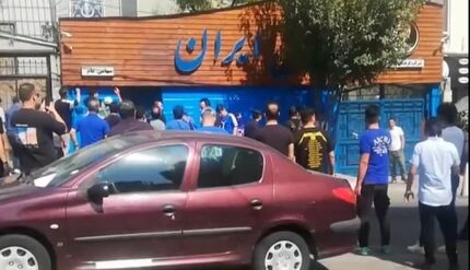 شعارهای تند هواداران استقلال علیه نکونام + ویدئو