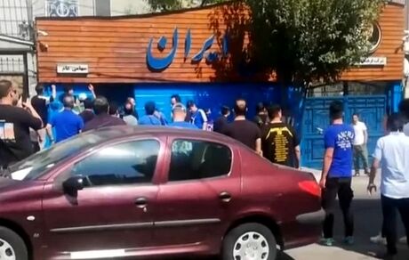 شعارهای تند هواداران استقلال علیه نکونام + ویدئو