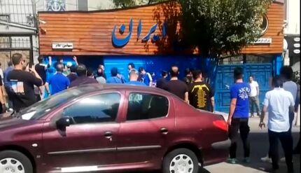 شعارهای تند هواداران استقلال علیه نکونام + ویدئو