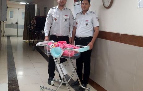 نوزاد عجول در داخل آمبولانس به دنیا آمد