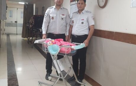 نوزاد عجول در داخل آمبولانس به دنیا آمد