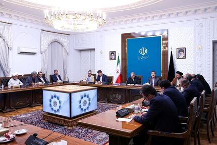 از مردم و با مردم بودن و حرکت در مسیر عدالت از ویژگی اساسی دولت چهاردهم است