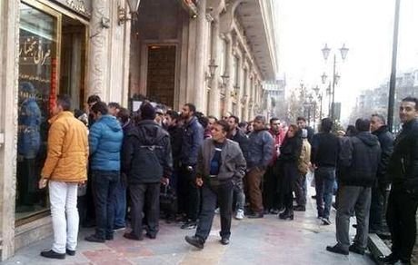 بازدید رئیس بانک مرکزی از بازار ارز/ صف‌ مقابل صرافی‌ها جمع می‌شود