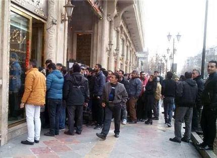 بازدید رئیس بانک مرکزی از بازار ارز/ صف‌ مقابل صرافی‌ها جمع می‌شود