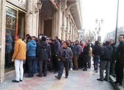 بازدید رئیس بانک مرکزی از بازار ارز/ صف‌ مقابل صرافی‌ها جمع می‌شود