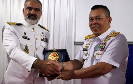 حضور سفیران سیاسی و وابستگان نظامی کشورهای مختلف در ناوشکن دنا