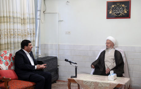 مخبر در دیدار با آیت‌الله مکارم: دولت برای ارتقاء وضعیت معیشتی مردم اهتمام جدی دارد