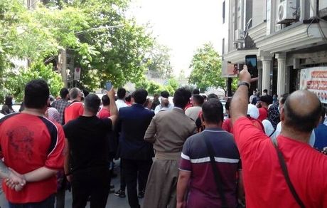 تجمع اعتراضی هواداران پرسپولیس در مقابل فدراسیون فوتبال