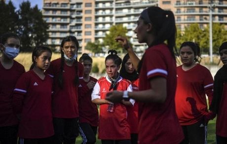 فیفا بازیکنان و مربیان تیم ملی فوتبال زنان را از افغانستان خارج کرد