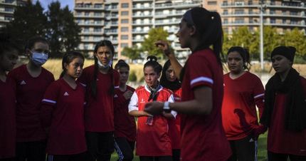 فیفا بازیکنان و مربیان تیم ملی فوتبال زنان را از افغانستان خارج کرد