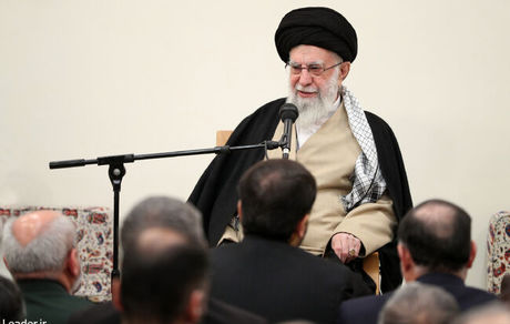 تنها راه‌حل مشکلات، پایبندی به مبانی انقلاب است