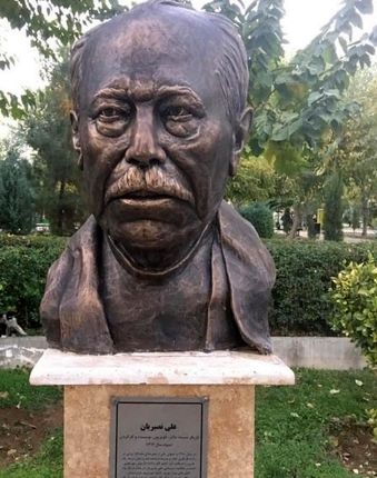 انتقاد علی نصیریان از مجسمه‌اش: نباید با تخیل خودشان صورت من را بسازند