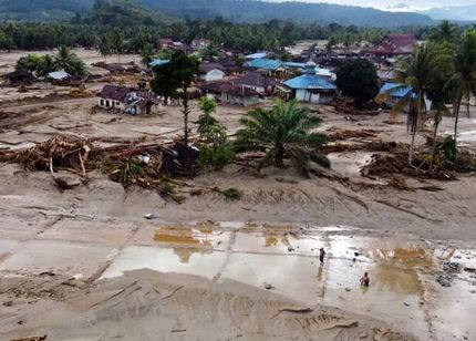 آواره شدن هزاران نفر در اندونزی بدلیل جاری شدن سیل