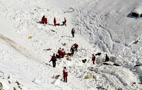 نجات ۳ کوهنورد گرفتار در برف ارتفاعات مریوان