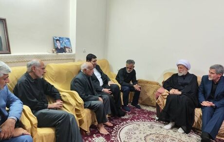 مخبر با خانواده شهدای حادثه تروریستی شیراز دیدار کرد
