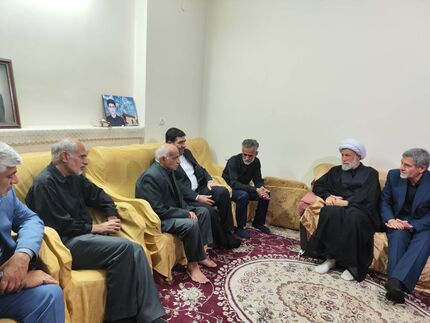 مخبر با خانواده شهدای حادثه تروریستی شیراز دیدار کرد