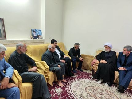 مخبر با خانواده شهدای حادثه تروریستی شیراز دیدار کرد