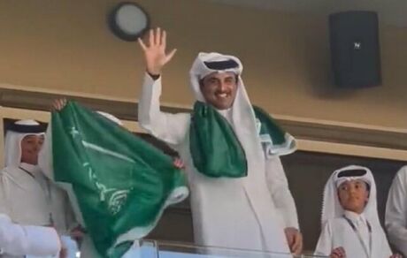 امیر قطر با پرچم عربستان در ورزشگاه
