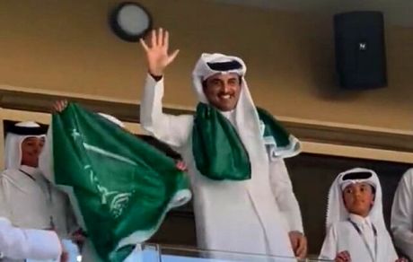 امیر قطر با پرچم عربستان در ورزشگاه