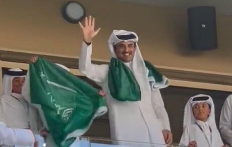 امیر قطر با پرچم عربستان در ورزشگاه