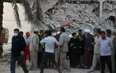 رئیس جمهور از محل حادثه ریزش متروپل آبادان بازدید کرد
