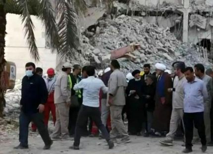 رئیس جمهور از محل حادثه ریزش متروپل آبادان بازدید کرد