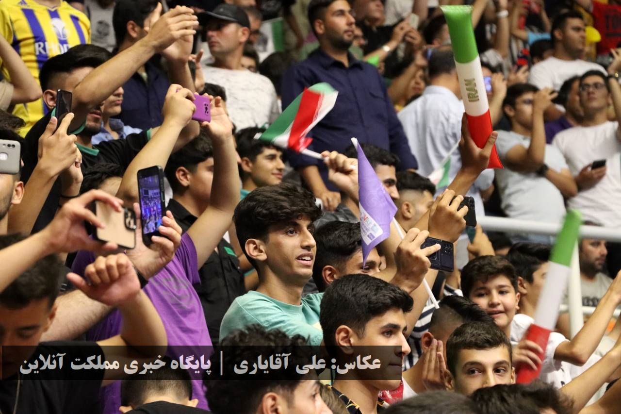 جام ۲۲: دیدار تیم‌های والیبال ایران و هنگ‌کنگ در سالن پر از تماشاگر غدیر ارومیه