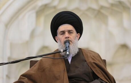 نگاه به نامحرم در فضای مجازی و حقیقی، نور چهره را از بین می‎برد