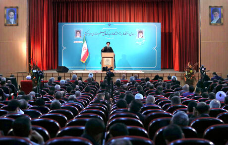 برای رفع دغدغه‌های اساتید و دانشمندان نهایت تلاش خود را بکار بگیرید