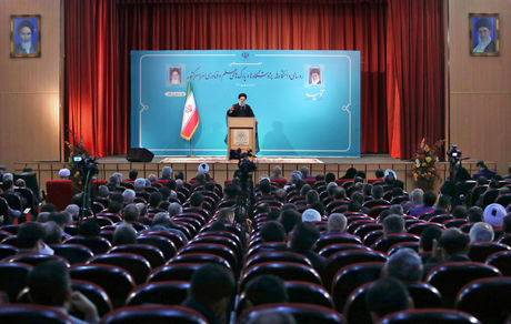 برای رفع دغدغه‌های اساتید و دانشمندان نهایت تلاش خود را بکار بگیرید