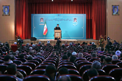برای رفع دغدغه‌های اساتید و دانشمندان نهایت تلاش خود را بکار بگیرید
