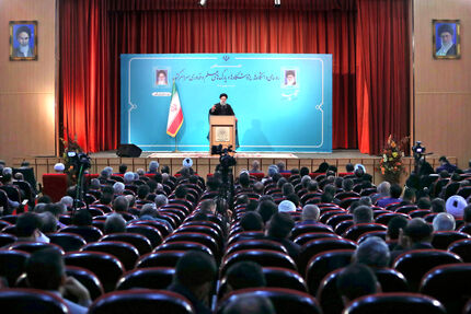 برای رفع دغدغه‌های اساتید و دانشمندان نهایت تلاش خود را بکار بگیرید