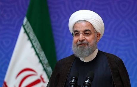 عکس|  جشن تولد سورپرایزی روحانی در هواپیما