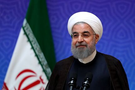 عکس|  جشن تولد سورپرایزی روحانی در هواپیما