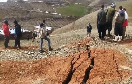تخلیه برخی خانه‌ها در روستای سلوک مهاباد بدلیل رانش زمین
