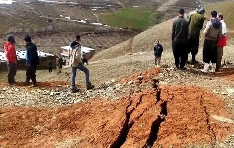 تخلیه برخی خانه‌ها در روستای سلوک مهاباد بدلیل رانش زمین
