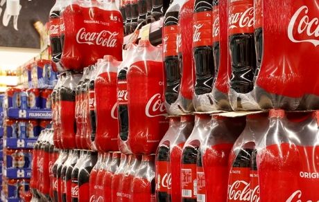 جمع‌آوری نوشیدنی‌های کوکاکولا در برخی کشورهای اروپایی