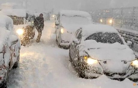 اختلال در ترددها در پی بارش برف سنگین در شمال ژاپن